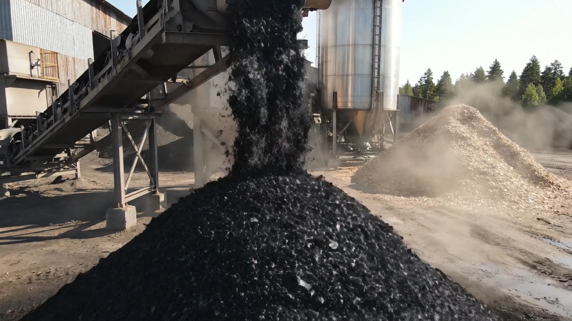 Tas de biochar en formation à la sortie de l'usine de pyrolyse